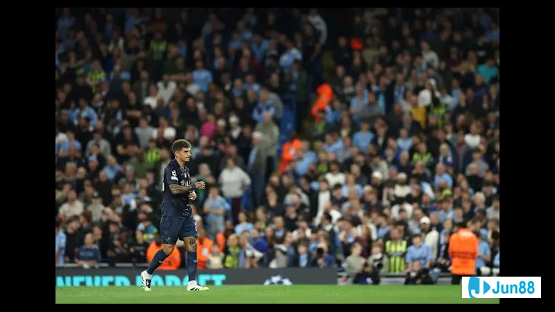 Cầu thủ Napoli cố gắng vượt qua phòng ngự của Sporting CP trong trận đấu