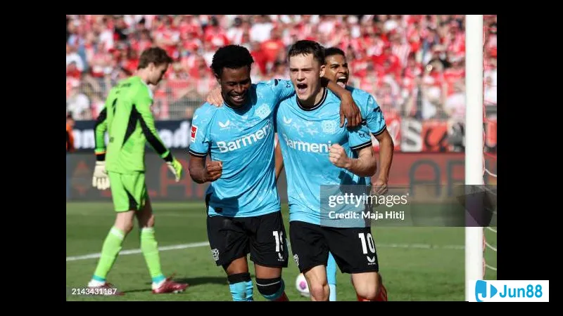 Cầu thủ của Bayer Leverkusen vượt qua phòng ngự của Union Berlin trên sân cỏ Cầu thủ của Bayer Leverkusen vượt qua phòng ngự của Union Berlin trên sân cỏ